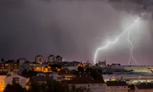 Czy wyłączenie bezpieczników podczas burzy chroni przed uszkodzeniem urządzeń? Praktyczne porady
