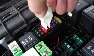 Jak rozpoznać przepalony bezpiecznik w aucie i uniknąć problemów elektrycznych