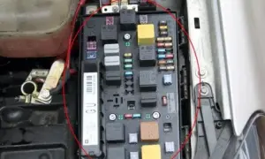 Gdzie są bezpieczniki w Opel Astra H? Sprawdź lokalizację i uniknij problemów!