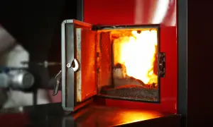 Jaka temperatura pieca na pellet zapewni ciepło w grzejnikach? Sprawdź optymalne ustawienia!