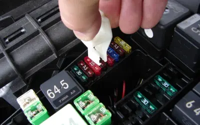 Jak rozpoznać przepalony bezpiecznik w aucie i uniknąć problemów elektrycznych