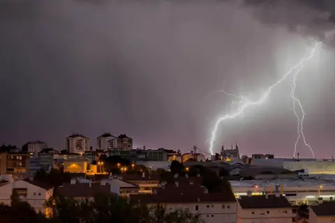 Czy wyłączenie bezpieczników podczas burzy chroni przed uszkodzeniem urządzeń? Praktyczne porady