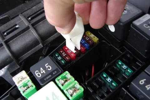 Jak rozpoznać przepalony bezpiecznik w aucie i uniknąć problemów elektrycznych
