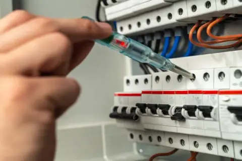 Jak działają bezpieczniki elektryczne i jak uniknąć awarii w domu?