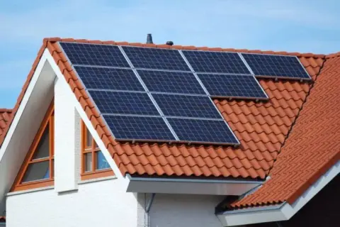 Ile energii dziennie produkuje fotowoltaika 6 kW? Sprawdź, czy to się opłaca!