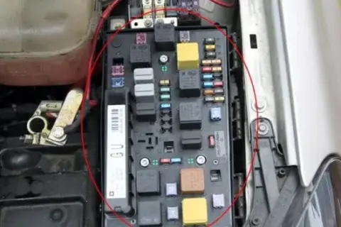 Gdzie są bezpieczniki w Opel Astra H? Sprawdź lokalizację i uniknij problemów!