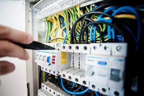 Jak wybrać odpowiedni bezpiecznik automatyczny do domu i uniknąć awarii?
