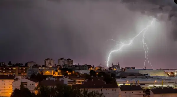 Czy wyłączenie bezpieczników podczas burzy chroni przed uszkodzeniem urządzeń? Praktyczne porady