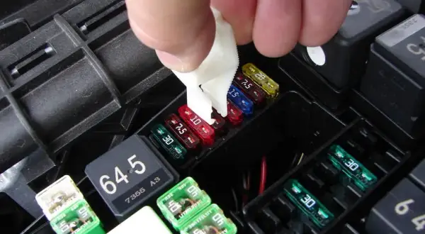 Jak rozpoznać przepalony bezpiecznik w aucie i uniknąć problemów elektrycznych