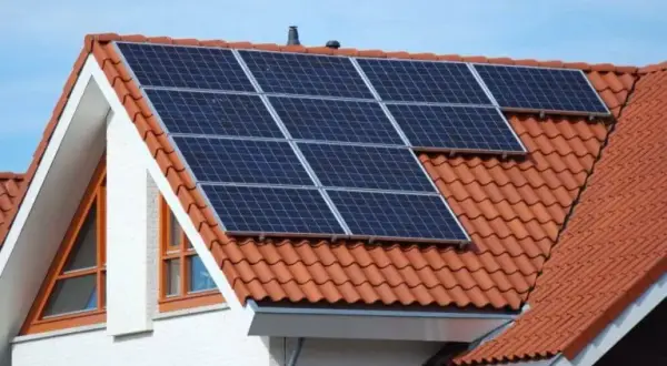 Ile energii dziennie produkuje fotowoltaika 6 kW? Sprawdź, czy to się opłaca!