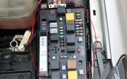 Gdzie są bezpieczniki w Opel Astra H? Sprawdź lokalizację i uniknij problemów!