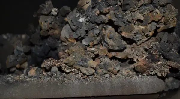 Dlaczego powstają spieki w piecu na pellet i jak ich uniknąć skutecznie