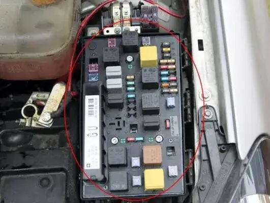 Gdzie są bezpieczniki w Opel Astra H? Sprawdź lokalizację i uniknij problemów!